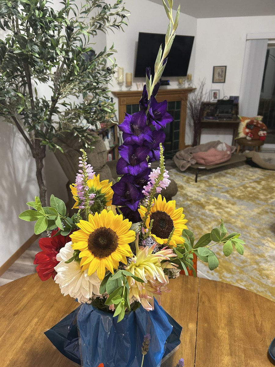 FoodStringer's tweet image. Absolutely fantastic arrangement from the Wausau Farmers Market to-day! Incredible, massive DAHLIAS! 3  gorgeous sunflowers! Stunning lavender thistles! A DEEP purple gladiola! Spectacular Obedient plant!  Feeling blessed!