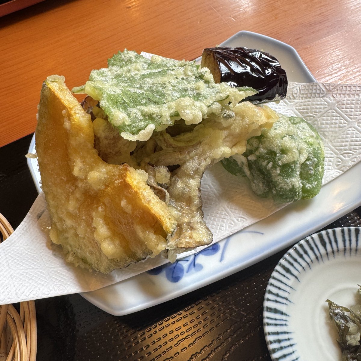 手打そば 石橋庵@秩父

私&amp;妻：田舎せいろ&amp;季節の天ぷら
私：大盛り

墓参りのついでに蕎麦を🥰
普段は週末しか営業してないけどお盆だからか営業していてラッキー

コシの強いそばをしっかり出汁の効いた蕎麦つゆでツルツル啜ると喉越し最高でめっちゃ旨い🤤

天ぷらもサクサクでこれまた最高でした😋