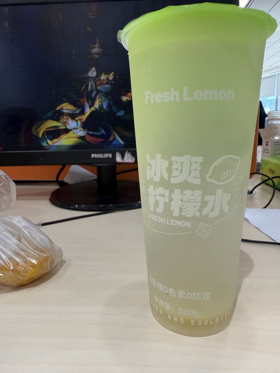 一颗很好看的蛋
以及罗森的柠檬水 ，感觉不如蜜雪冰城