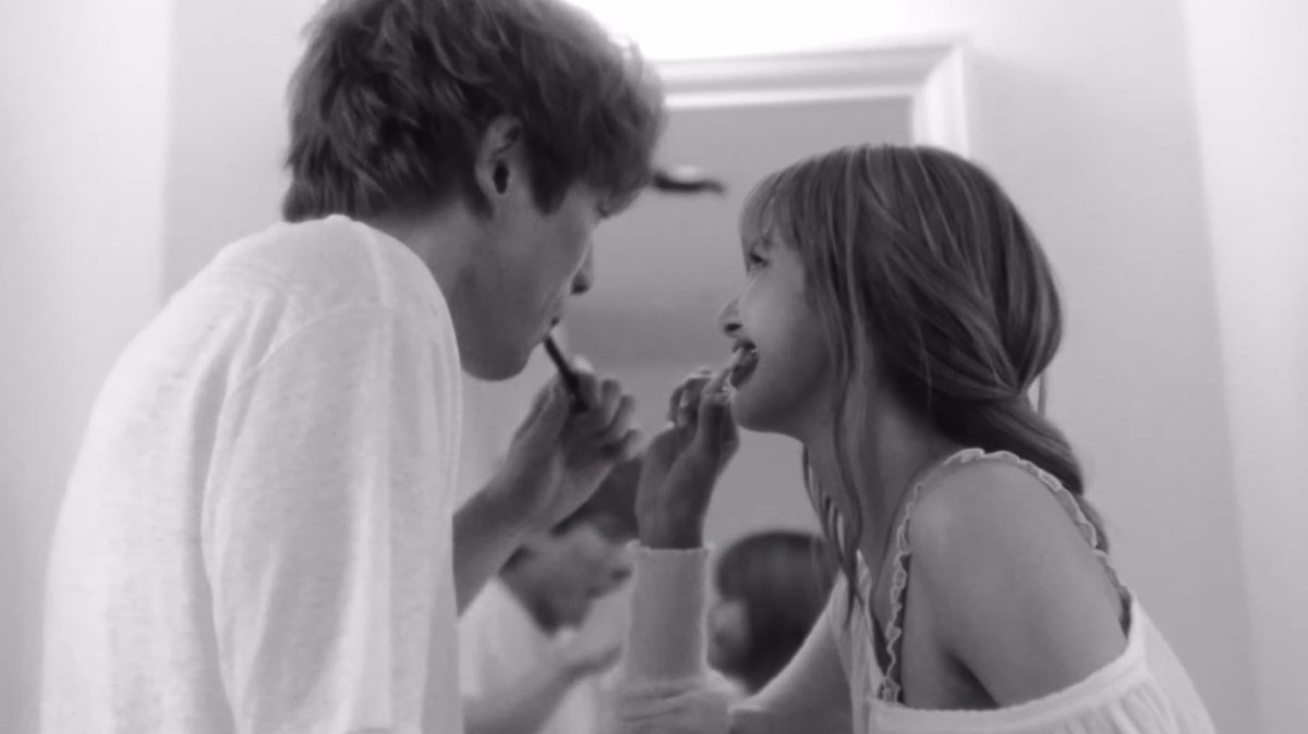 โห ไม่ไหวว่ะ ทุกคนดูยัง จริงๆคนที่ฝันอยู่คือลิซ่าอ่ะ ใน mv ไม่รู้ว่าชีเห็นภาพซ้อนเคนทาโร่หรือชีฝันว่าอยู่ด้วยกันอยู่ใช้ชีวิตด้วยกันอยู่ปกติแต่จริงๆคือคนรักชีจากไปแล้ว ไม่ไหวว่ะ เล่นแรงเกินอันนี้ ซึมจริงงง 😭❤️‍🩹

DREAM FILM OUT NOW 
#LISAxDREAM