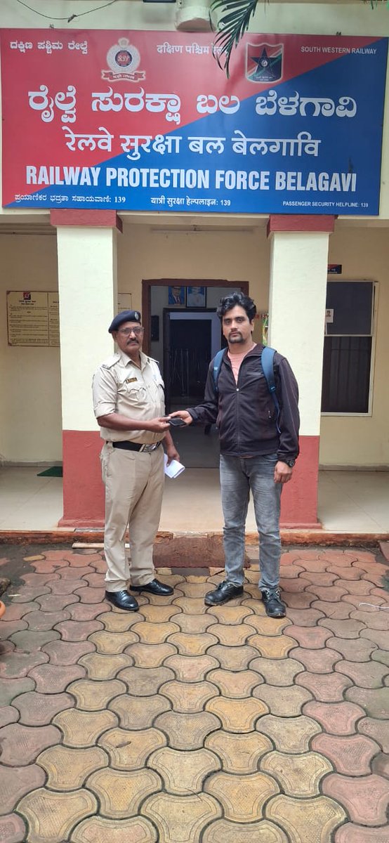 #OperationAmanat:  RPF/D-Coy/Hubballi Train Escort Staff secured one leftover mobile Vivo V-25 Pro V/Rs.35000/- in General coach of Train no.20653 after passing Dharwad rly stn and handed over to RPF/BGM-P. Further, the same was handed over to concerned passenger. <a href="/RPF_INDIA/">RPF INDIA</a>