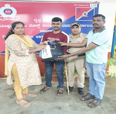 #OperationAmanat:  RPF/Davangere secured one leftover bag contained cloths, medical reports, one gold Mangalsutra, two sets of gold earrings total V/Rs.2,30,000/- at PF No-2 of Davangere railway station. Further, the same was handed over to concerned passenger. <a href="/RPF_INDIA/">RPF INDIA</a>