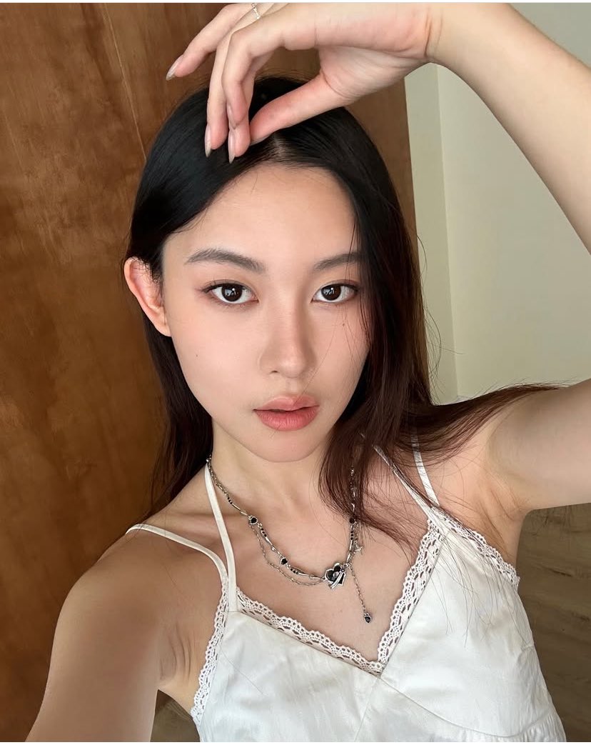 ArtYanran's tweet photo. We need more of yanranchen😍 https://t.co/f8fV0s9xUQ