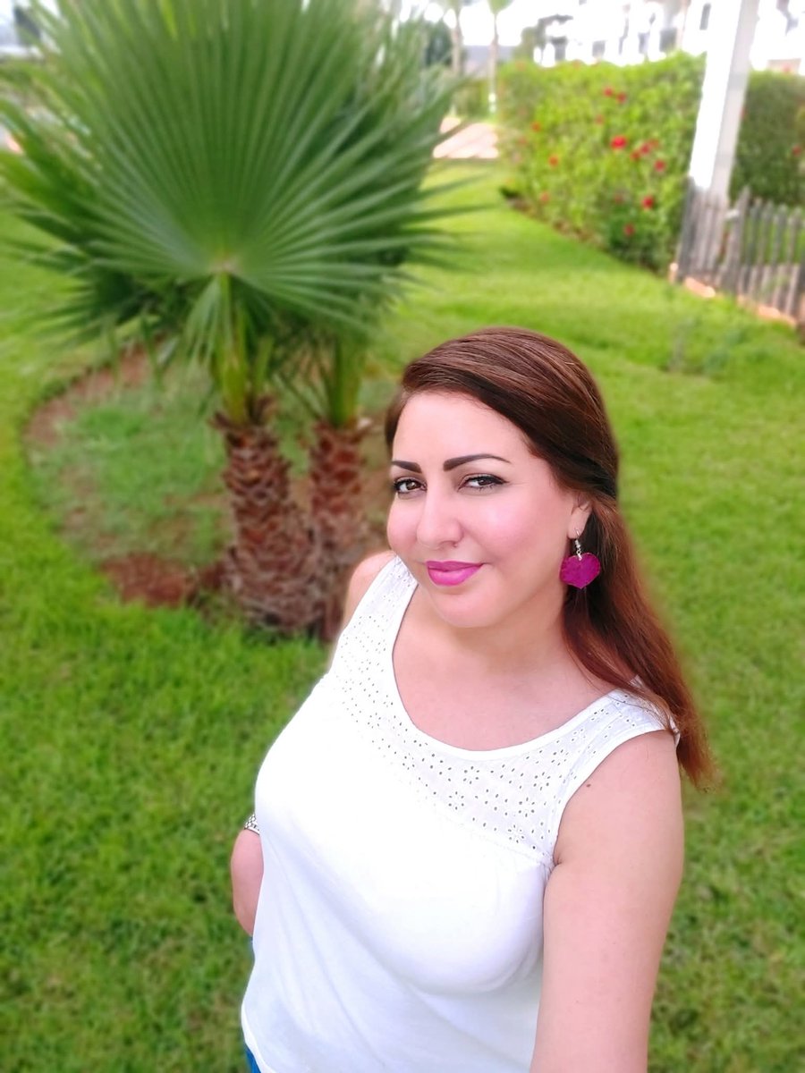 بعض البشر ترتاح لهم دون قصد... ❤️
تشتاق إليهم دون سبب... 
وحضورهم سبب كافي للإبتسامة... 
من  يملك قلوبكم الجميلة ملك كل شيء.. 

صباح السعادة❤️🌹