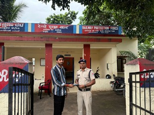 #OperationAmanat:  RPF/Yelahanka secured one leftover mobile V/Rs.10,000/- in Coach No. M-1, Berth No.58 of Train no 17603 at Yelahanka railway station. Further, the same was handed over to concerned passenger. <a href="/RPF_INDIA/">RPF INDIA</a>