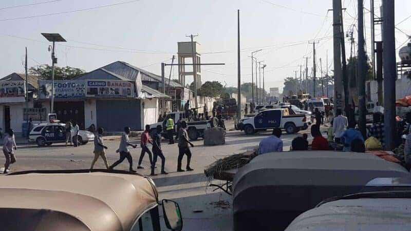 BREAKING: Somali govt forces clash with armed civilians opposing evictions from their homes at Horseed Stadium in Mogadishu's Tarabuunka. Both sides exchanging gunfire. Casualties reported.