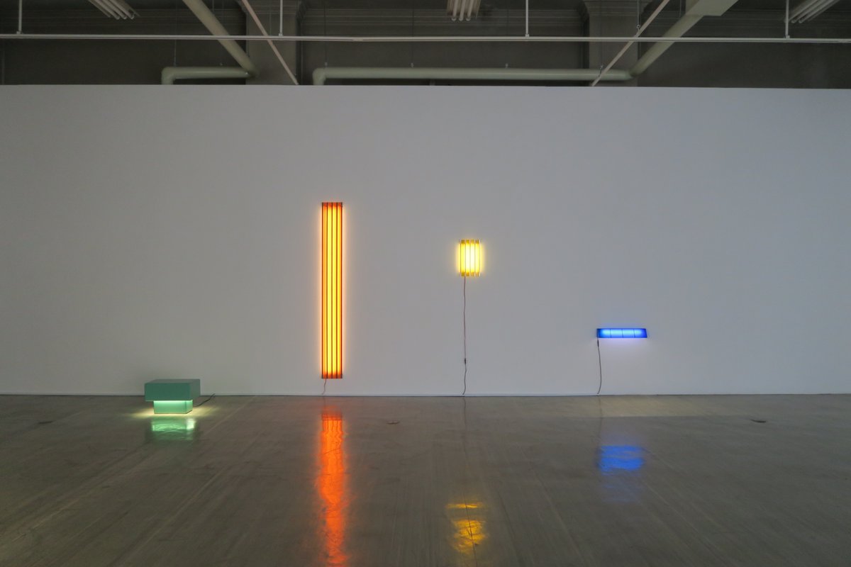 本日も19時まで開館です。開催中の展覧会「金森由晃＋西尾秋乃　微分される景色」(名古屋学芸大学)
西尾さんは身近にある風景を素材としたフォト・コラージュによる映像作品の展示。金森さんは生活の中でふと目に止まった一景を叙情的なインスタレーションで展開しています。展示は、9月7日(日)まで。