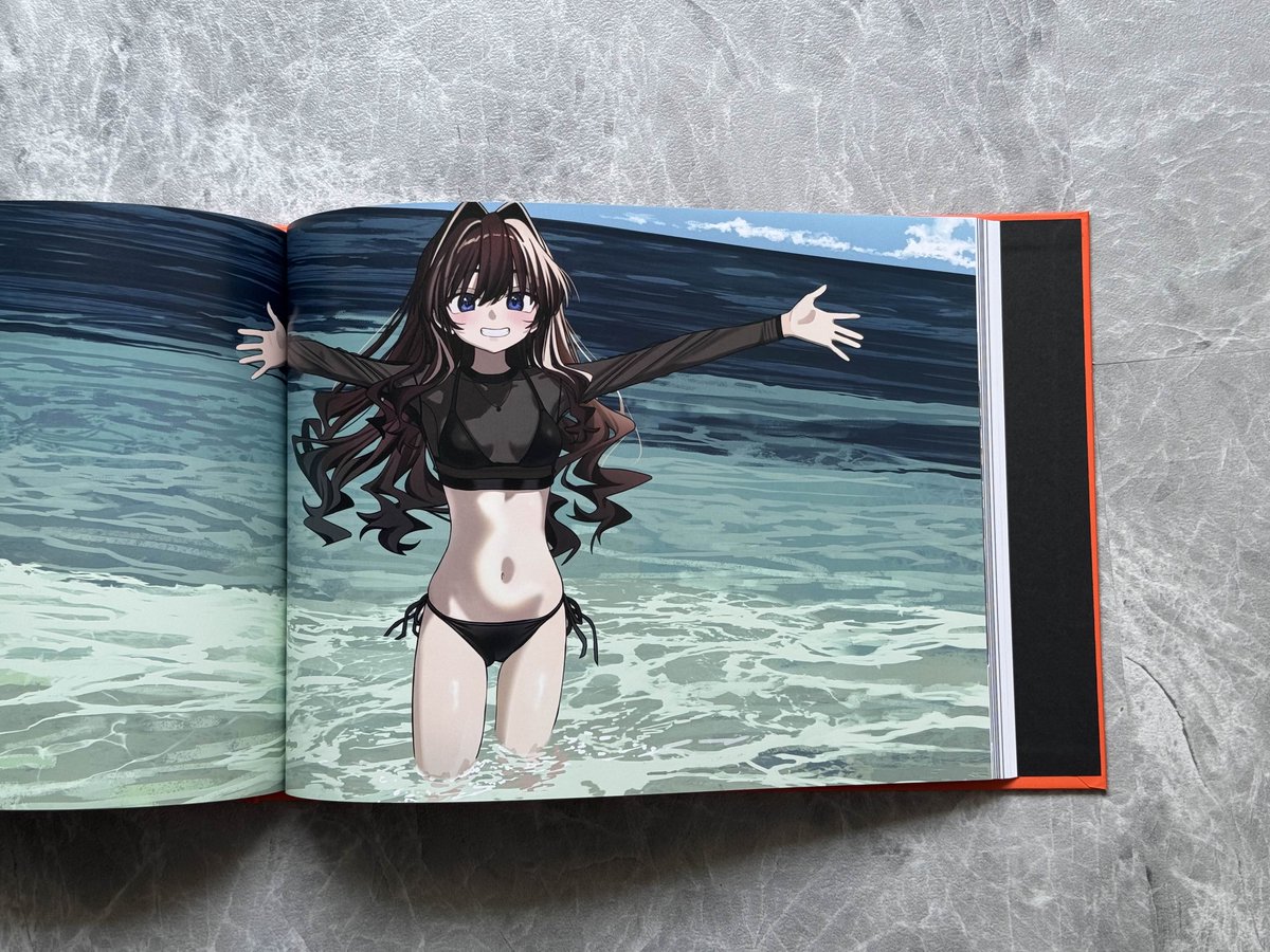 「改めて、コミケ新刊の実物写真です!インテリアとしても使えます!一冊お部屋にいかが」|るいせんと@新刊委託中のイラスト
