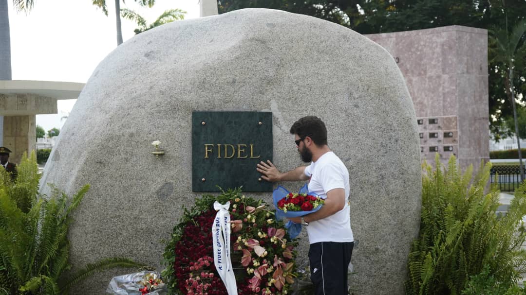 El amor a un padre, a un abuelo, no conoce de distancias. 

Nuestro permanente y cariñoso homenaje en el inicio de los #100AñosConFidel.

¡Viva #FidelPorSiempre ⭐️!