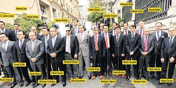 HabibHabib1907's tweet photo. MEHMET EKİNCİ VE 3 TEMMUZ 2011 KUMPASI

Eski Galatasaray Başkan Yardımcısı ve ünlü avukat Rezan Epözdemir'in en sık görüştüğü 24 kişiden biri 3 Temmuz 2011 kumpasın
hakemi MEHMET EKİNCİ çıktı.

Gelin hep beraber hafızamızı yenileyelim çünkü
Hafıza Güçtür
Bellek Güçtür

"FB santrali ve 'Samet'i dinlemişler"

Futbolda şike davasına bakan dönemin özel yetkili mahkeme heyeti başkanı şüpheli Mehmet Ekinci ile ilgili iddia ve incelemelere de yer verilen iddianamede, Ekinci'nin kamuoyunda "Şike davası" olarak bilinen dosyada, günde yüzlerce kişinin görüşme yaptığı Fenerbahçe Spor Kulübünün santrali ile açık kimlik bilgileri bulunmayan "Samet" isimli kişi hakkında iletişim tespiti kararı verdiği iddiasına ilişkin incelemenin sürdüğü kaydedildi.

Müşteki Aziz Yıldırım'ın mahkumiyetine karar verilen Ekinci'nin başkanı olduğu İstanbul 16. Ağır Ceza Mahkemesindeki davada, görsel ve işitsel olarak teknik araçlarla kaydedilen duruşmalara ilişkin duruşma tutanakları çözümleri ile tutanakların sanık avukatlarına, söylenmesine rağmen verilmediği kaydedilen iddianamede, sanık avukatlarının bu tutanaklara mahkemenin kapatılmasından sonra sahip olabildikleri, her bir celse için iki ayrı duruşma tutanağı oluşturulduğu, her iki nüshası da ıslak imzalı ve mühürlü olan bu duruşma tutanaklarından bir kısmında, sanıkların ve müdafilerinin sözlü savunmalarına, beyanlarına yer verilmediği, boş olarak geçildiği, duruşma tutanaklarında çok fazla kopyala-yapıştır yöntemi kullanıldığı, sanıkların veya müdafilerinin birebir aynı kelimelerle, hiçbir değişiklik olmadan savunma yapmalarının söz konusu olmadığı halde, birçok duruşma tutanağında birebir aynı kelimelerle savunmalarının yazdırıldığı, esasen sanıklar ya da müdafilerinin söylemedikleri tekdüze beyanlarla sözde duruşma tutanakları oluşturulduğu, bu şekilde sanıklar ve müdafilerinin beyanlarının tutanaklara geçirilmesinde özensiz davranıldığı, içeriği itibarıyla sahte olan bu duruşma tutanaklarının, Yargıtay incelemesine gönderildiği ve sahte resmi evrak düzenlenmesi fiilinin ortaya çıkmasına sebep olunduğu iddialarına ilişkin soruşturma izni verildiği ifade edildi. 

İddianamede, Mehmet Ekinci'nin diğer hakim savcılarla organize illegal bir yapının üyesi olduğu da belirtilerek, örgüt kurucu ve yöneticilerinin talimatları doğrultusunda proje hazırlatarak, bilimsel toplantı yaptırdığı, bilimsel alt yapısını hazırlayıp burada ürettirdikleri bilimsel görüşlere ve gölge dosyada mevcut projeye uygun şekilde kumpas eylemleriyle soruşturmayı yürütüp, senaryodaki sonuca uygun şekilde neticelendirdiği iddiasıyla ilgili incelemenin ise devam ettiği dile getirildi.

https://t.co/P9D7P7F1gk