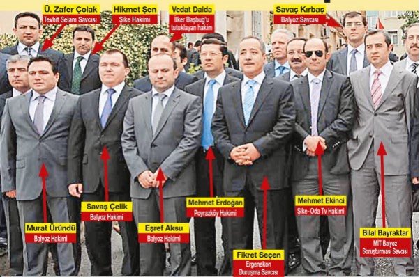 HabibHabib1907's tweet photo. MEHMET EKİNCİ VE 3 TEMMUZ 2011 KUMPASI

Eski Galatasaray Başkan Yardımcısı ve ünlü avukat Rezan Epözdemir'in en sık görüştüğü 24 kişiden biri 3 Temmuz 2011 kumpasın
hakemi MEHMET EKİNCİ çıktı.

Gelin hep beraber hafızamızı yenileyelim çünkü
Hafıza Güçtür
Bellek Güçtür

"FB santrali ve 'Samet'i dinlemişler"

Futbolda şike davasına bakan dönemin özel yetkili mahkeme heyeti başkanı şüpheli Mehmet Ekinci ile ilgili iddia ve incelemelere de yer verilen iddianamede, Ekinci'nin kamuoyunda "Şike davası" olarak bilinen dosyada, günde yüzlerce kişinin görüşme yaptığı Fenerbahçe Spor Kulübünün santrali ile açık kimlik bilgileri bulunmayan "Samet" isimli kişi hakkında iletişim tespiti kararı verdiği iddiasına ilişkin incelemenin sürdüğü kaydedildi.

Müşteki Aziz Yıldırım'ın mahkumiyetine karar verilen Ekinci'nin başkanı olduğu İstanbul 16. Ağır Ceza Mahkemesindeki davada, görsel ve işitsel olarak teknik araçlarla kaydedilen duruşmalara ilişkin duruşma tutanakları çözümleri ile tutanakların sanık avukatlarına, söylenmesine rağmen verilmediği kaydedilen iddianamede, sanık avukatlarının bu tutanaklara mahkemenin kapatılmasından sonra sahip olabildikleri, her bir celse için iki ayrı duruşma tutanağı oluşturulduğu, her iki nüshası da ıslak imzalı ve mühürlü olan bu duruşma tutanaklarından bir kısmında, sanıkların ve müdafilerinin sözlü savunmalarına, beyanlarına yer verilmediği, boş olarak geçildiği, duruşma tutanaklarında çok fazla kopyala-yapıştır yöntemi kullanıldığı, sanıkların veya müdafilerinin birebir aynı kelimelerle, hiçbir değişiklik olmadan savunma yapmalarının söz konusu olmadığı halde, birçok duruşma tutanağında birebir aynı kelimelerle savunmalarının yazdırıldığı, esasen sanıklar ya da müdafilerinin söylemedikleri tekdüze beyanlarla sözde duruşma tutanakları oluşturulduğu, bu şekilde sanıklar ve müdafilerinin beyanlarının tutanaklara geçirilmesinde özensiz davranıldığı, içeriği itibarıyla sahte olan bu duruşma tutanaklarının, Yargıtay incelemesine gönderildiği ve sahte resmi evrak düzenlenmesi fiilinin ortaya çıkmasına sebep olunduğu iddialarına ilişkin soruşturma izni verildiği ifade edildi. 

İddianamede, Mehmet Ekinci'nin diğer hakim savcılarla organize illegal bir yapının üyesi olduğu da belirtilerek, örgüt kurucu ve yöneticilerinin talimatları doğrultusunda proje hazırlatarak, bilimsel toplantı yaptırdığı, bilimsel alt yapısını hazırlayıp burada ürettirdikleri bilimsel görüşlere ve gölge dosyada mevcut projeye uygun şekilde kumpas eylemleriyle soruşturmayı yürütüp, senaryodaki sonuca uygun şekilde neticelendirdiği iddiasıyla ilgili incelemenin ise devam ettiği dile getirildi.

https://t.co/P9D7P7F1gk
