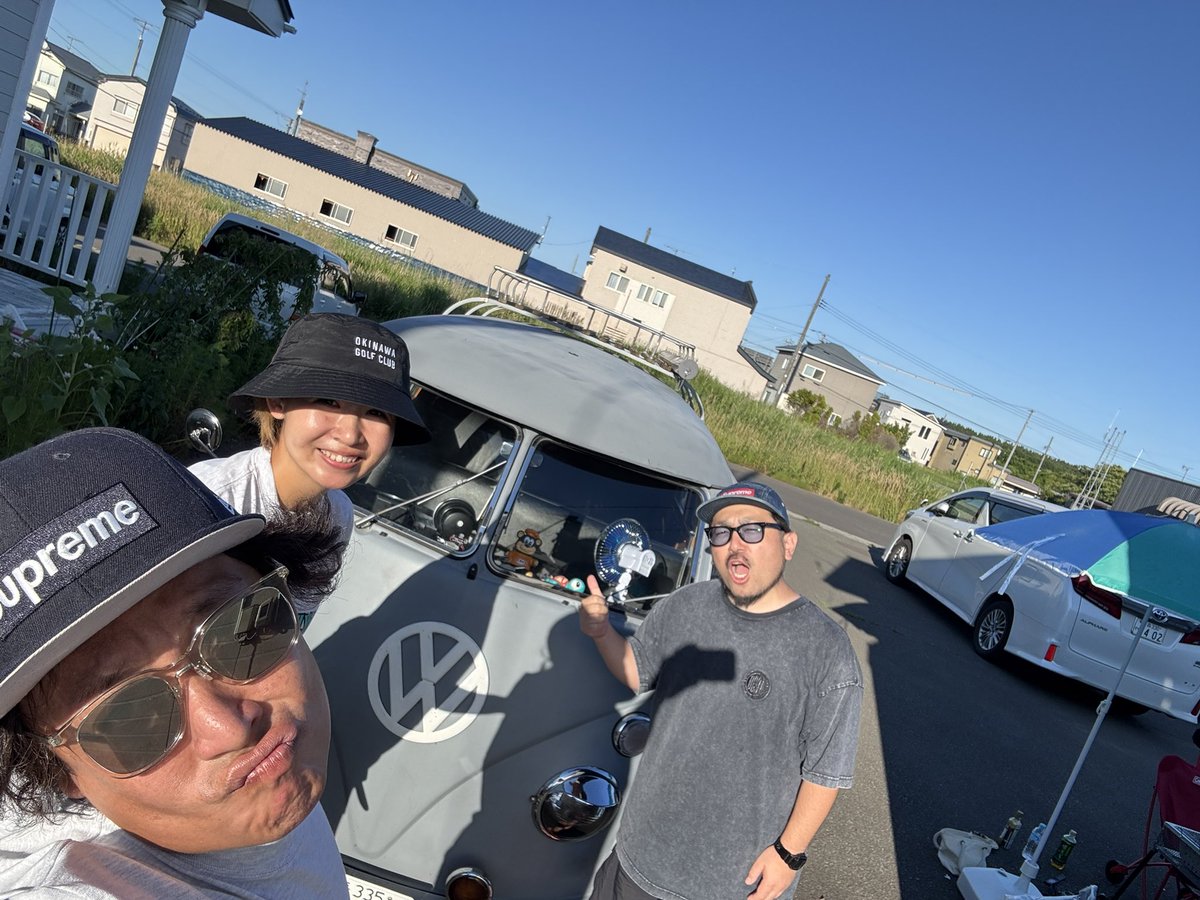 DJ4sk's tweet photo. 久々に地元の友達カップルとゆっくり出来た！
こいつのワーゲンバス可愛過ぎる…😍

青森の車内でTHE SUICIDE MACHINESを聴けるとは思わなかったwww

お揃いでフラゴリTシャツ買ってくれてありがとう！！ https://t.co/P1ZCnGBOln