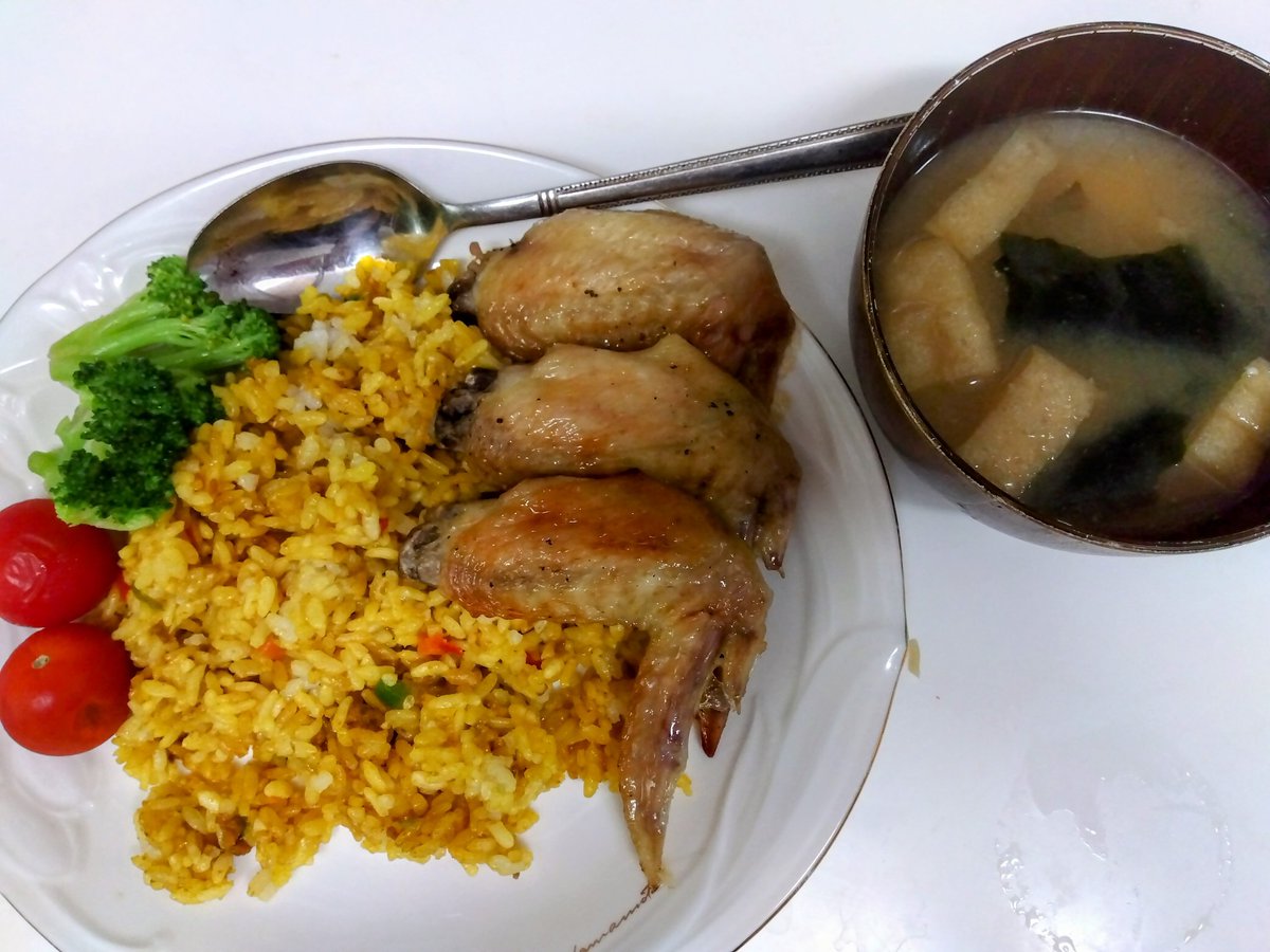 1120Konaha's tweet photo. 昨日の夕飯。
旦那が勤務先地域の夏祭りの協賛体制で、帰り遅い&amp;夕飯いらないだった🙌ので、子のぶんだけ。
冷凍カレーピラフに手羽先のガーリックペパー焼きで超手抜き。

＃おうちごはん𓎩𓌉𓇋
#X家庭料理部
#晩ごはん https://t.co/WgJjt1O4Yc