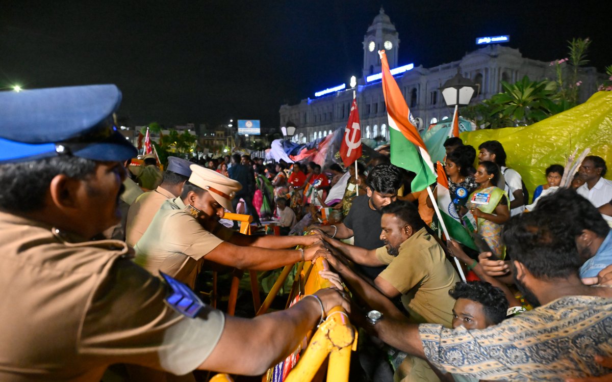 the_hindu's tweet photo. In a late night operation on Wednesday, the police detained all the conservancy workers of the Greater Chennai Corporation, who have been staging a protest for the past 13 days demanding that privatisation of conservancy operations be dropped in two zones of the city. Nearly 400 police personnel, who were deployed from around 11.30 p.m. on Wednesday, began removing the conservancy workers.
📸 @akhila_easwaran

https://t.co/94jRoG8FSn