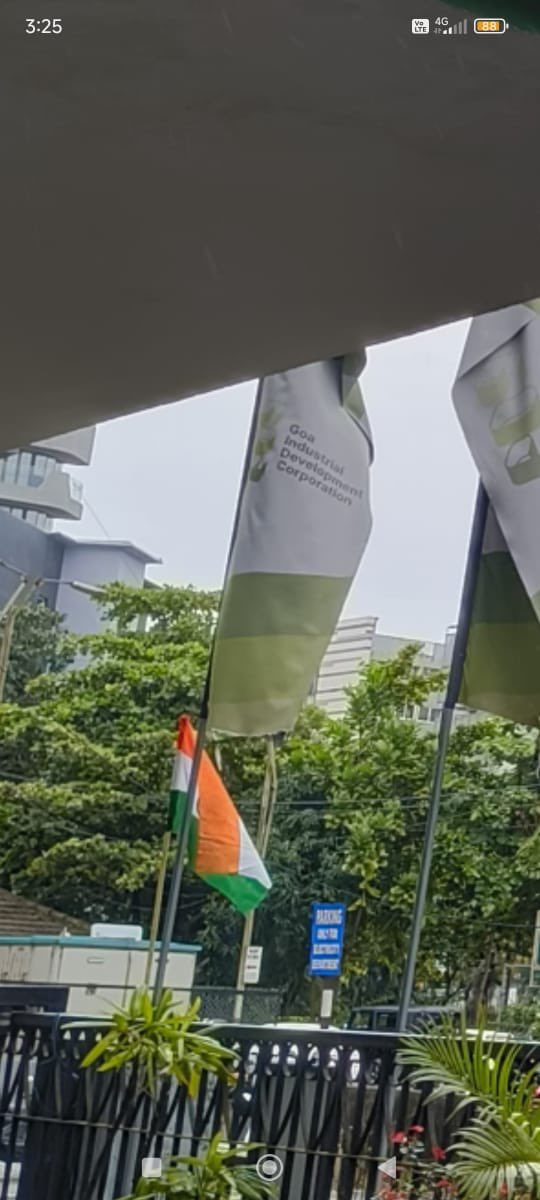 AmitPalekar10's tweet image. In the zest to please @BJP4Goa bosses, MD and Chairman of @goa_idc places our Indian Flag below that of GIDC flag which are torn, insulting our National Flag. So much money is being collected under new corruption scheme yet GIDC has no money to erect a proper pole to respect our…