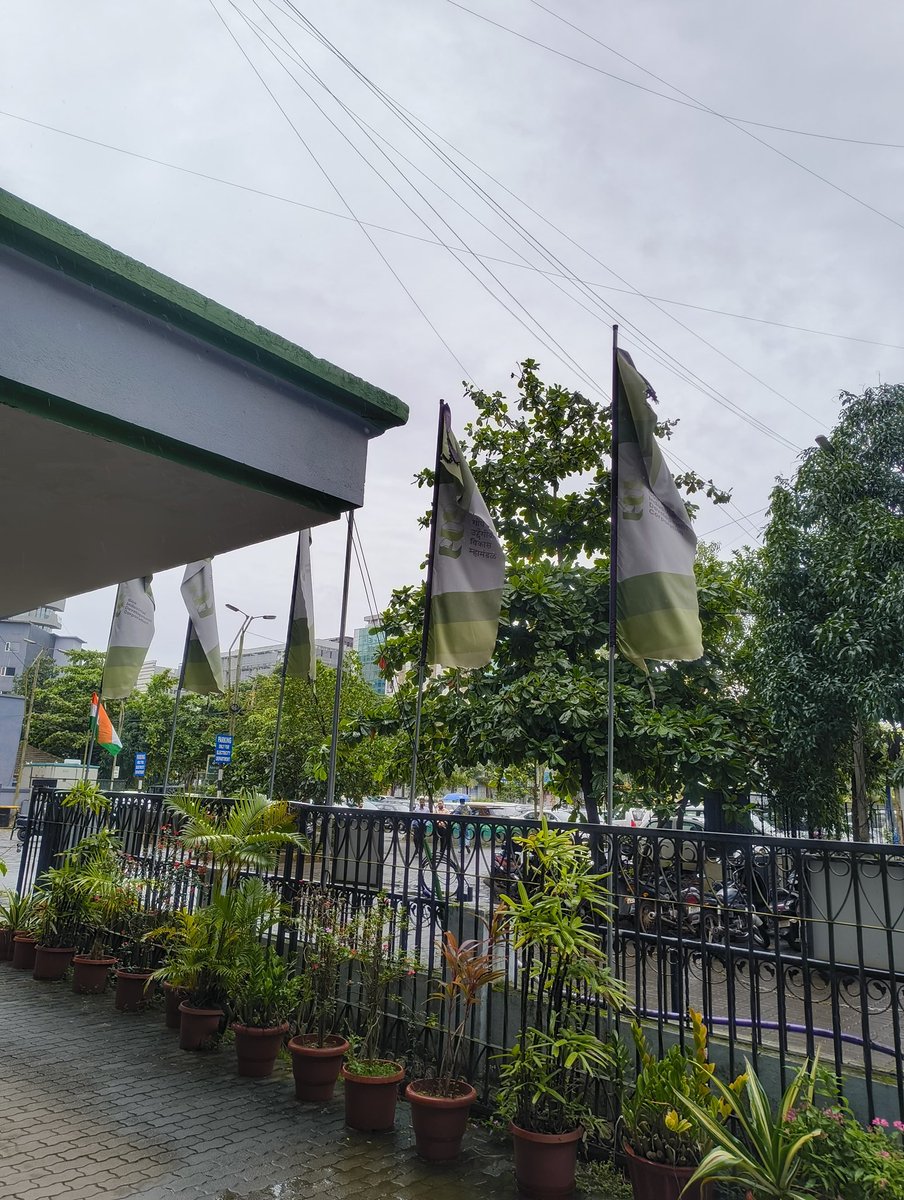 AmitPalekar10's tweet image. In the zest to please @BJP4Goa bosses, MD and Chairman of @goa_idc places our Indian Flag below that of GIDC flag which are torn, insulting our National Flag. So much money is being collected under new corruption scheme yet GIDC has no money to erect a proper pole to respect our…