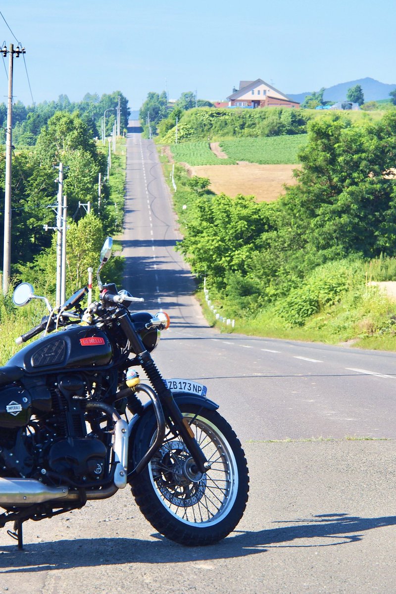 yuka_4151's tweet photo. ジェットコースターーーーー！！🏍️🛣️💨

そして朝早過ぎてもちろん入れず遠くから覗いた色彩の丘😇🤭💐

#ベネリ 
#インペリアーレ400 
#ヒトリベネリ 
#試されなかった北の大地2025 https://t.co/TQhBoVDDsC