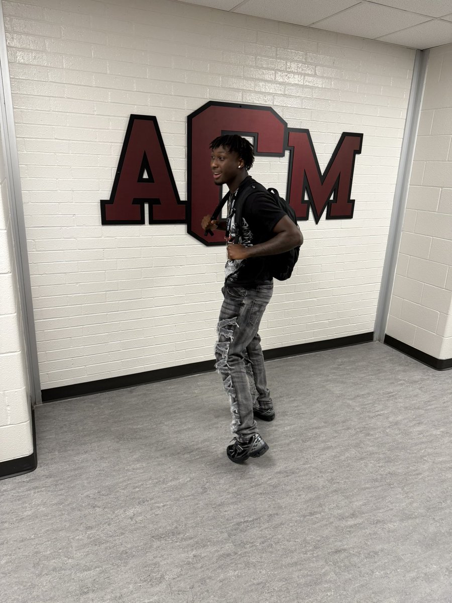 Consolboyshoops's tweet image. Rollin’ 26
@JaMooring #FirstDayFits 🐅