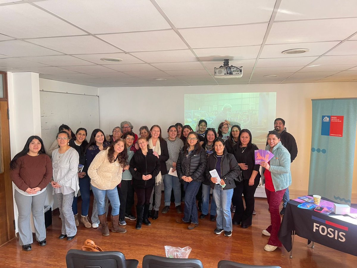 drtaraucania's tweet photo. 💼✨ Coordinadora Jurídica expone sobre Trabajo Decente a mujeres usuarias de #FOSIS en la 2ª versión de la Escuela de Emprendedoras.
Un espacio para aprender, empoderarse y avanzar hacia empleos de calidad e igualdad de oportunidades. 💪👩💼
#TrabajoDecente #Emprendimiento https://t.co/1Q2sl9B8af