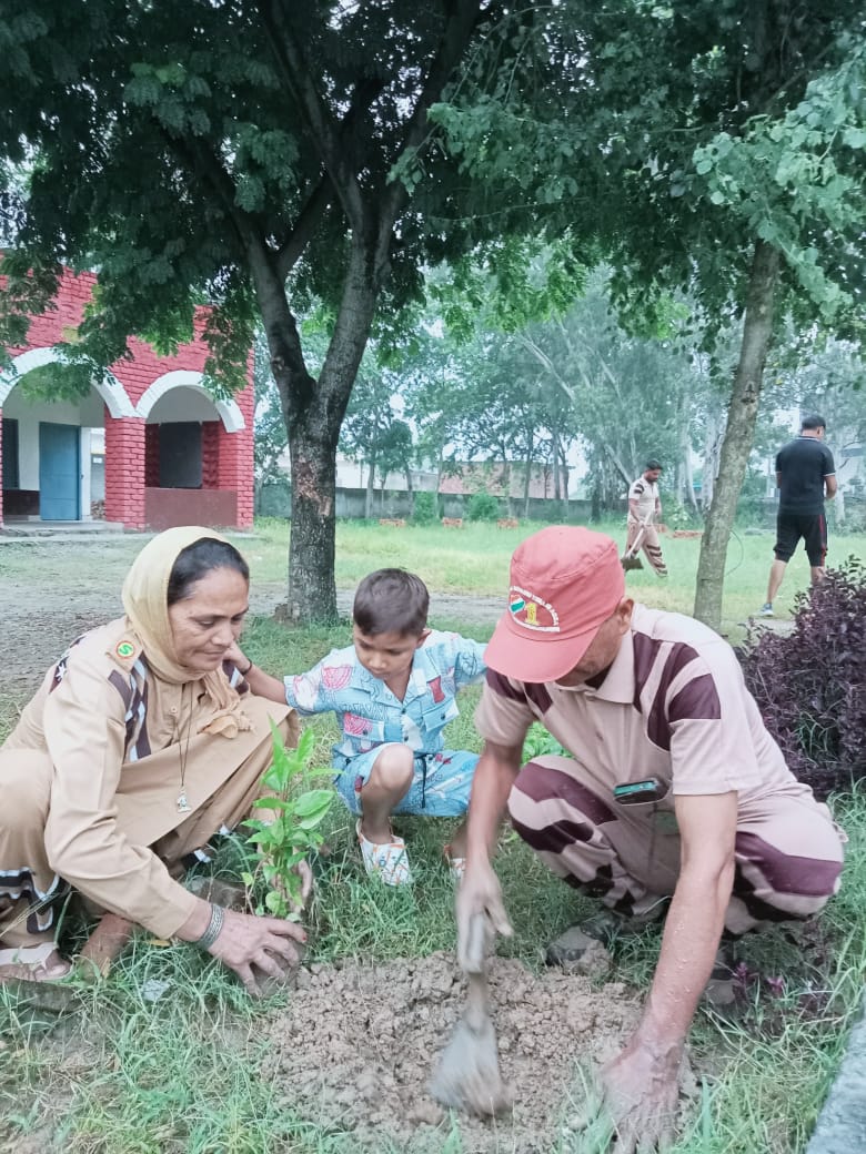 "जहाँ हरियाली, वहाँ खुशहाली,
ये सच्ची है जीवन की लाली।
आओ पौधा रोपण का संकल्प लें,
#MyGiftToMSG दिल से दें।"
#GoGreen
Saint MSG