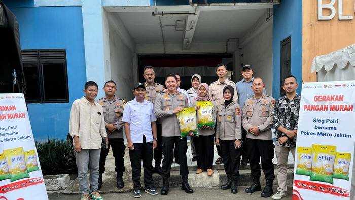 bjones512's tweet photo. Polri Gelar Pangan Murah di Rusun Jatinegara Kaum, 4 Ton Beras Ludes Diserbu 

https://t.co/dxTNze1z4m. https://t.co/dH0RR0wSOe