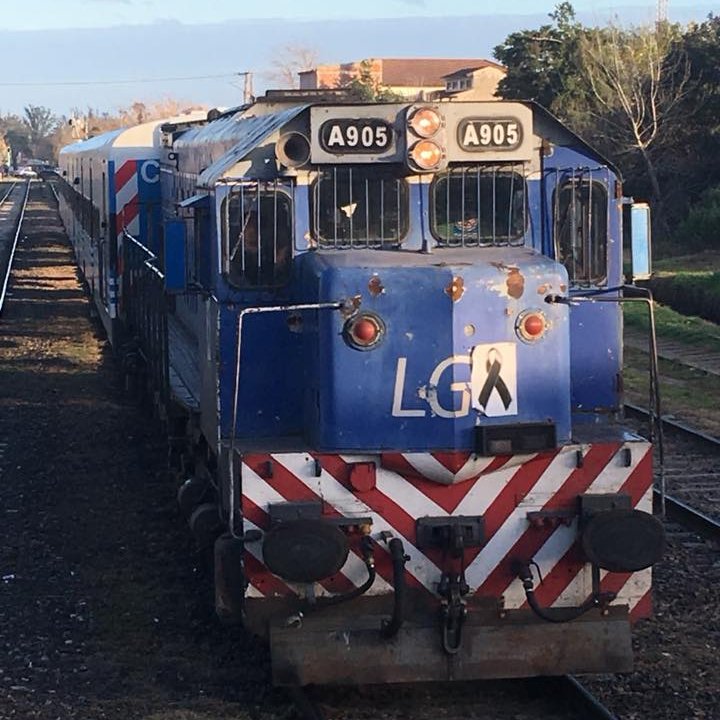 uepfnok's tweet photo. Esta locomotora, fabricada en 1981, se había dejado de utilizar en 2020 y permaneció en Retiro cuatro años antes de ser llevada a restauración. 
Como parte de pago, el cliente permitió que UEPFN la utilice un tiempo para su tracción en diferentes servicios. https://t.co/ThBuZidAR9