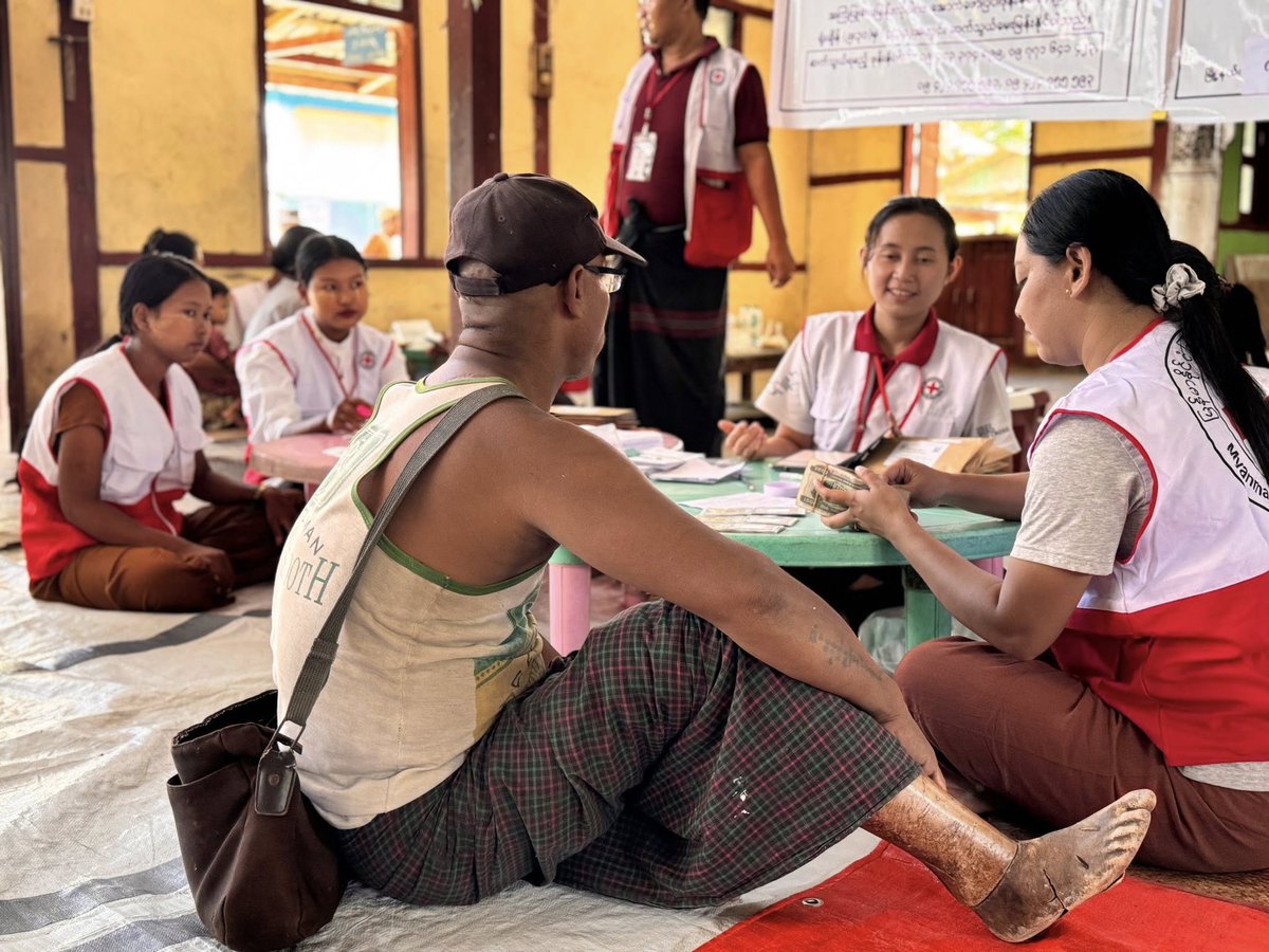 MyanmarRedCross's tweet photo. 💰 On Aug 9–12, #RedCross & @IFRC gave Ks. 223.6M to 559 households hit by 2024 #TyphoonYagi in Htan Tabin, #Bago.
🏠 Each got Ks. 400,000, with door-to-door aid for elderly residents.
One said, “I’m so happy & grateful… I’ve never received this much before.” https://t.co/xcGKO5GPVk