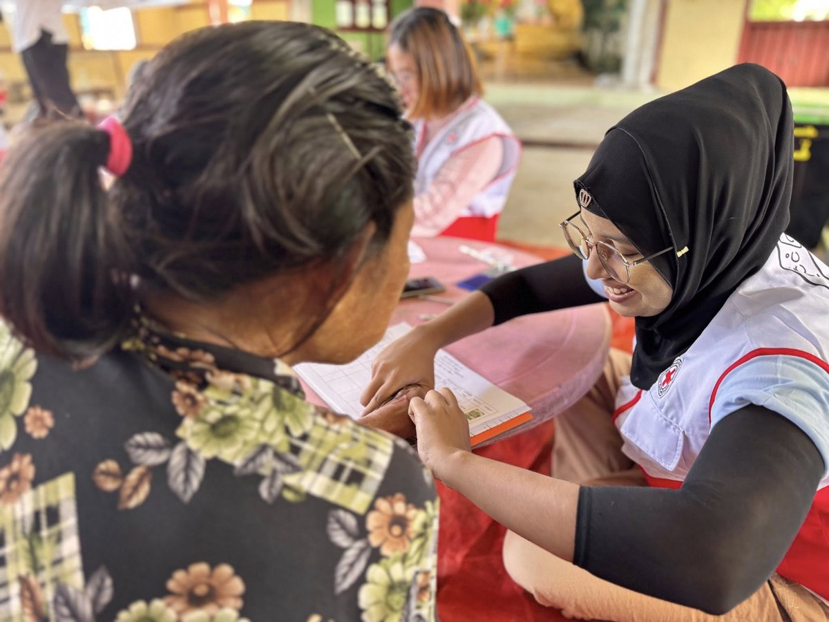 MyanmarRedCross's tweet photo. 💰 On Aug 9–12, #RedCross & @IFRC gave Ks. 223.6M to 559 households hit by 2024 #TyphoonYagi in Htan Tabin, #Bago.
🏠 Each got Ks. 400,000, with door-to-door aid for elderly residents.
One said, “I’m so happy & grateful… I’ve never received this much before.” https://t.co/xcGKO5GPVk