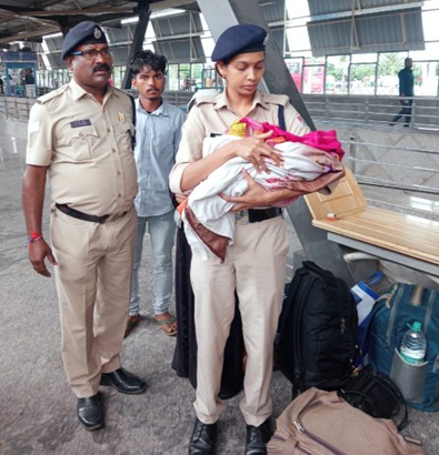 #Matrishakti: RPF/staff along with commercial and h/keeping staff rendered medical asst to a pregnant lady ,delivered a healthy baby boy at SMVB Rly stn. Further, SM/SMVB called 108 ambulances and sent lady passenger to Hospital and both mother &amp; child are healthy. <a href="/RPF_INDIA/">RPF INDIA</a>