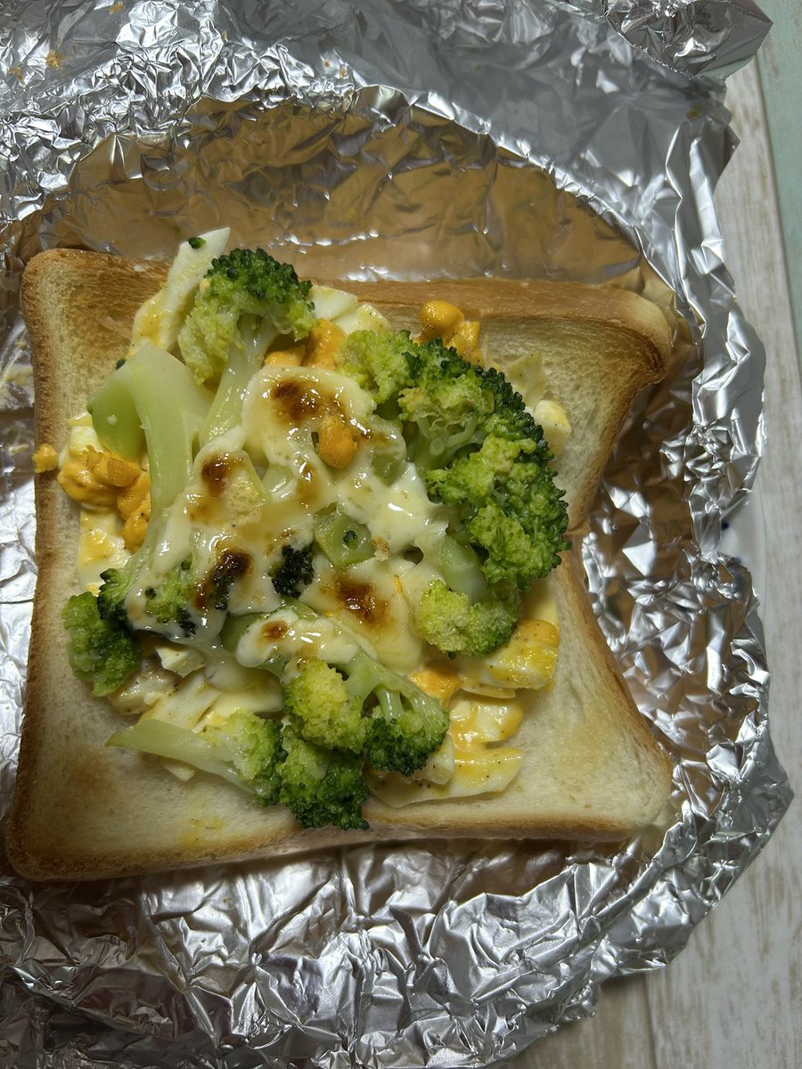 O5M3t's tweet photo. 今お昼ご飯中。パンの上に、 ゆで卵を卵切り器で切ったものに塩コショウとマヨネーズを混ぜて、 下に敷いて、 ブロッコリー🥦これ冷凍ブロッコリーを、 流水で袋ごと解凍した物→それを乗せてマヨネーズをかけて、 トーストした物。ブロッコリーは、 ペーパータオルで水分を取った方が良かったかな？ https://t.co/gZqRDCQpGJ
