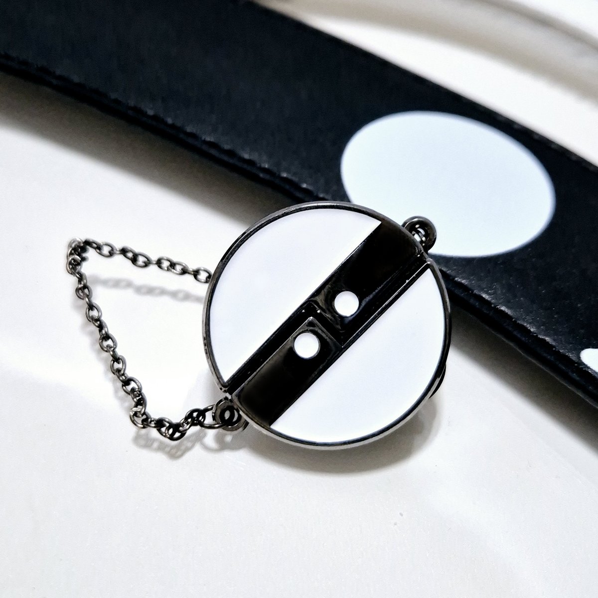 P_goods_factory's tweet photo. 🖤One-one combining pin🤍
#InfinityTrain #Oneone
Did I say this? Although it was done this year, the One-one ita bag project was originally conceived in 2021. This pin was also designed then, and I'm so glad this idea came about!🧵 https://t.co/GmQKuyn7gE