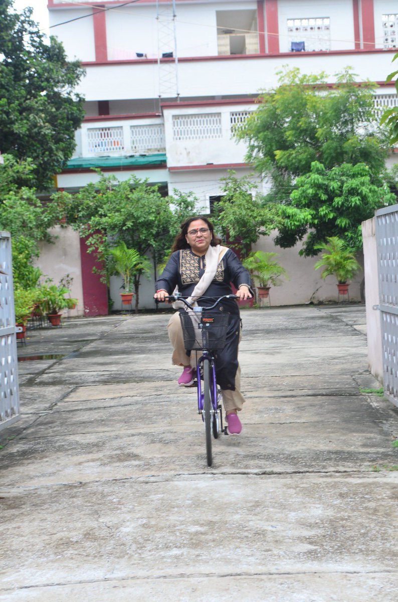 साइक्लिंग न सिर्फ़ शरीर को फिट रखती है, बल्कि मन को भी तरोताज़ा करती है 🚴‍♀️💪
स्वस्थ जीवन के लिए रोज़ कुछ समय खुद को दें, अपनी सेहत और खुशहाली के लिए निवेश करें।