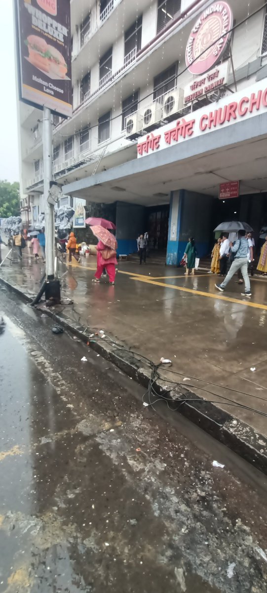jayesh_dspeak's tweet photo. आज सकाळपासून पाऊस सुरू असताना चर्चगेट रेल्वे स्थानकाबाहेर बस स्टॉप जवळ लाईट लावले आहे पण त्याला जोडलेले वायर जरी चिकटपट्टी लावली असेल, तरी पूर्ण वायर रस्त्यावर मोकळे आहे. एक छोटासा छेद ही धोखा पोहचवू शकतो. कृपया काळजी घ्यावी. @WesternRly @AjitPawarSpeaks @ANILGALGALIRTI https://t.co/1BNZsc3O73