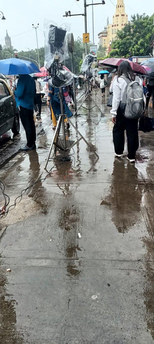 jayesh_dspeak's tweet photo. आज सकाळपासून पाऊस सुरू असताना चर्चगेट रेल्वे स्थानकाबाहेर बस स्टॉप जवळ लाईट लावले आहे पण त्याला जोडलेले वायर जरी चिकटपट्टी लावली असेल, तरी पूर्ण वायर रस्त्यावर मोकळे आहे. एक छोटासा छेद ही धोखा पोहचवू शकतो. कृपया काळजी घ्यावी. @WesternRly @AjitPawarSpeaks @ANILGALGALIRTI https://t.co/1BNZsc3O73