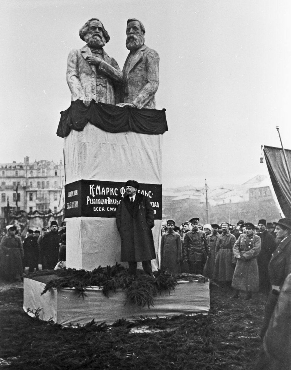 Francis49146726's tweet photo. Foto - Discurso de Lenin en la inauguración del monumento a K. Marx y F. Engels en la Plaza de la Revolución en Moscú. https://t.co/MsGDgxAseq