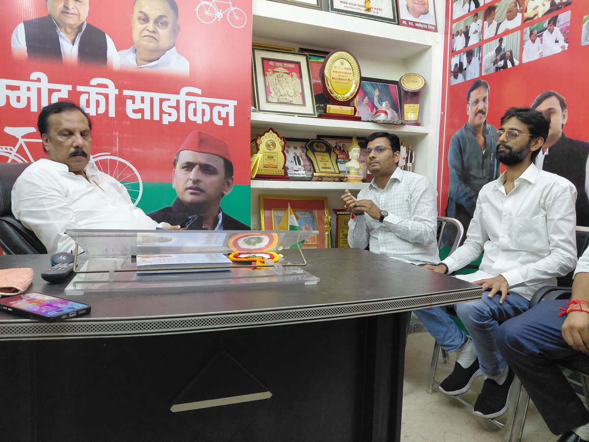 Alokvickycs's tweet photo. आदरणीय श्री राजीव राय जी से मुलाक़ात हुई और उनका आशीर्वाद और मार्गदर्शन प्राप्त हुवा ।।
@yadavakhilesh @dimpleyadav @RajeevRai https://t.co/nXCZjrRQjM