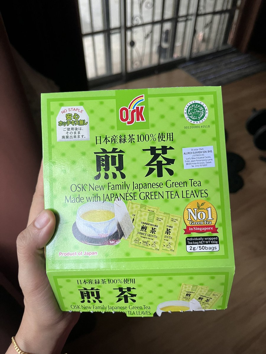 ayuaqilahj's tweet photo. Rugi la siapa yang tak amal green tea awal.

It contains a high dose of EGCG. This compound boleh elak kita daripada terkena cancer, Alzheimer’s and dementia. 

It also helps with fat burning and stress too. Kolestrol pun makin turun. Rasa ringan je badan.

And this is my fav!🥰 https://t.co/hTNMmgkevu