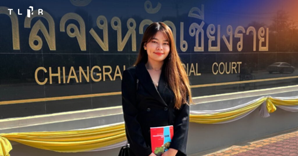 TLHR2014's tweet photo. ด่วน! ศาลอุทธรณ์ภาค 5 กลับคำพิพากษาของศาลชั้นต้น คดี #ม112 ของ “สุปรียา ใจแก้ว” กรณีถูกกล่าวหาวางป้ายผ้า “งบสถาบันฯ>งบเยียวยาประชาชน” ที่บริเวณห้าแยกพ่อขุนเม็งราย เมื่อวันที่ 4 ม.ค. 64

โดยสรุป ศาลอุทธรณ์ภาค 5 รับฟังว่าจำเลยกับพวกเป็นผู้นำป้ายผ้าไปวาง และการวางไว้บริเวณที่มีพระบรมฉายาลักษณ์ เห็นว่าเป็นการเปรียบเทียบกับงบเยียวยาประชาชนในลักษณะหมิ่นประมาท ดูหมิ่น พระมหากษัตริย์

ลงโทษตาม #ม112 จำคุก 3 ปี ตาม พ.ร.บ.คอมพิวเตอร์ฯ จำคุก 2 ปี รวมจำคุก 5 ปี โดยไม่รอลงอาญา 

อยู่ระหว่างยื่นประกันตัวในชั้นฎีกา

📌 ย้อนอ่านสรุปคดีนี้ https://t.co/KdTowsp7Wh