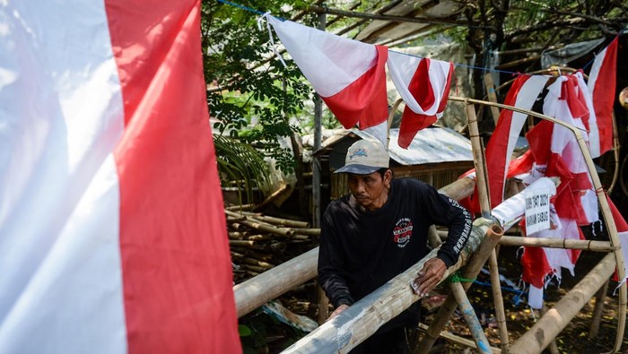 detikfinance's tweet photo. #Foto Menjelang peringatan Hari Ulang Tahun ke-80 Kemerdekaan Republik Indonesia, permintaan pohon panjat pinang di Kota Tangerang, Banten, meningkat tajam.

>> https://t.co/dUO8VhobYD

Foto: ANTARA FOTO/Putra M. Akbar

#detikfinance #Pohin #PanjatPinang #HUTRI80 https://t.co/v6fKoptnDT
