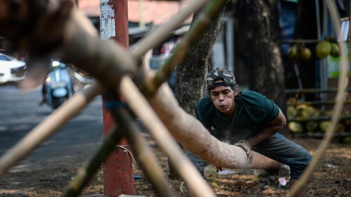 detikfinance's tweet photo. #Foto Menjelang peringatan Hari Ulang Tahun ke-80 Kemerdekaan Republik Indonesia, permintaan pohon panjat pinang di Kota Tangerang, Banten, meningkat tajam.

>> https://t.co/dUO8VhobYD

Foto: ANTARA FOTO/Putra M. Akbar

#detikfinance #Pohin #PanjatPinang #HUTRI80 https://t.co/v6fKoptnDT