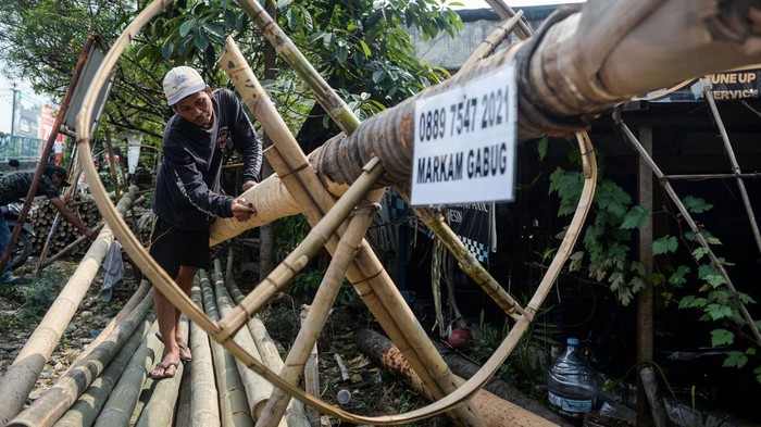 detikfinance's tweet photo. #Foto Menjelang peringatan Hari Ulang Tahun ke-80 Kemerdekaan Republik Indonesia, permintaan pohon panjat pinang di Kota Tangerang, Banten, meningkat tajam.

>> https://t.co/dUO8VhobYD

Foto: ANTARA FOTO/Putra M. Akbar

#detikfinance #Pohin #PanjatPinang #HUTRI80 https://t.co/v6fKoptnDT
