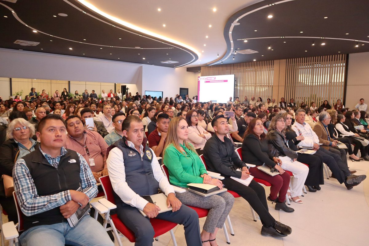 Siguiendo el liderazgo del gobernador <a href="/juliomenchaca_/">Julio Menchaca</a>  y la premisa #PrimeroElPueblo, avanzamos en la integración del Paquete Hacendario 2026 con una capacitación clave para el personal administrativo de los entes públicos.

Junto al titular de <a href="/OficialiaMa/">Oficialía Mayor</a>, Edgar Orlando Pérez