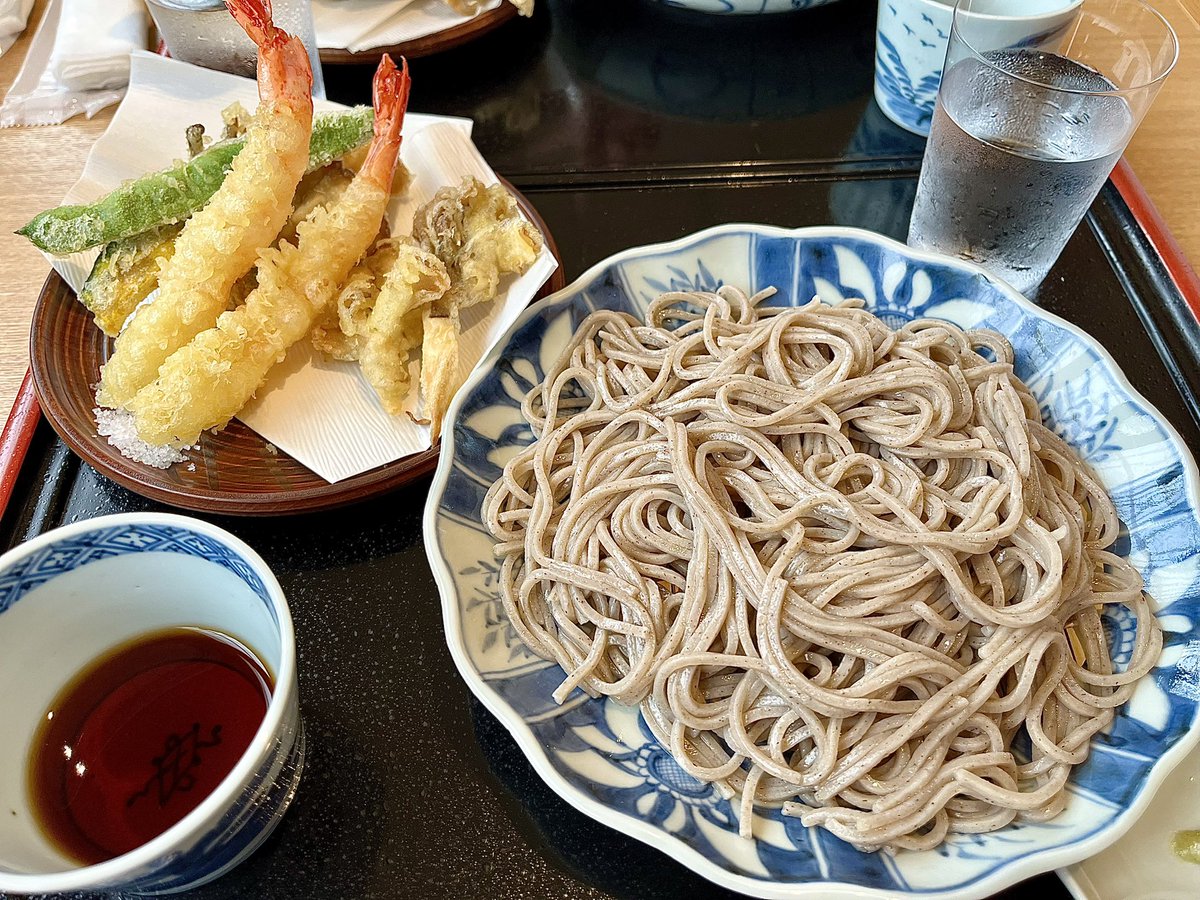 Azu66544294's tweet photo. 今日はお隣、愛別町の夏まつりに行ってきました。
お昼は期間限定で復活した「粋人館」さんでお蕎麦。愛別は、きのこの町として有名ですが、舞茸の天ぷらもお蕎麦も最高でした。内装も接客も素晴らしくて、また伺いたいお店でした！ https://t.co/b8DXoQL0tE