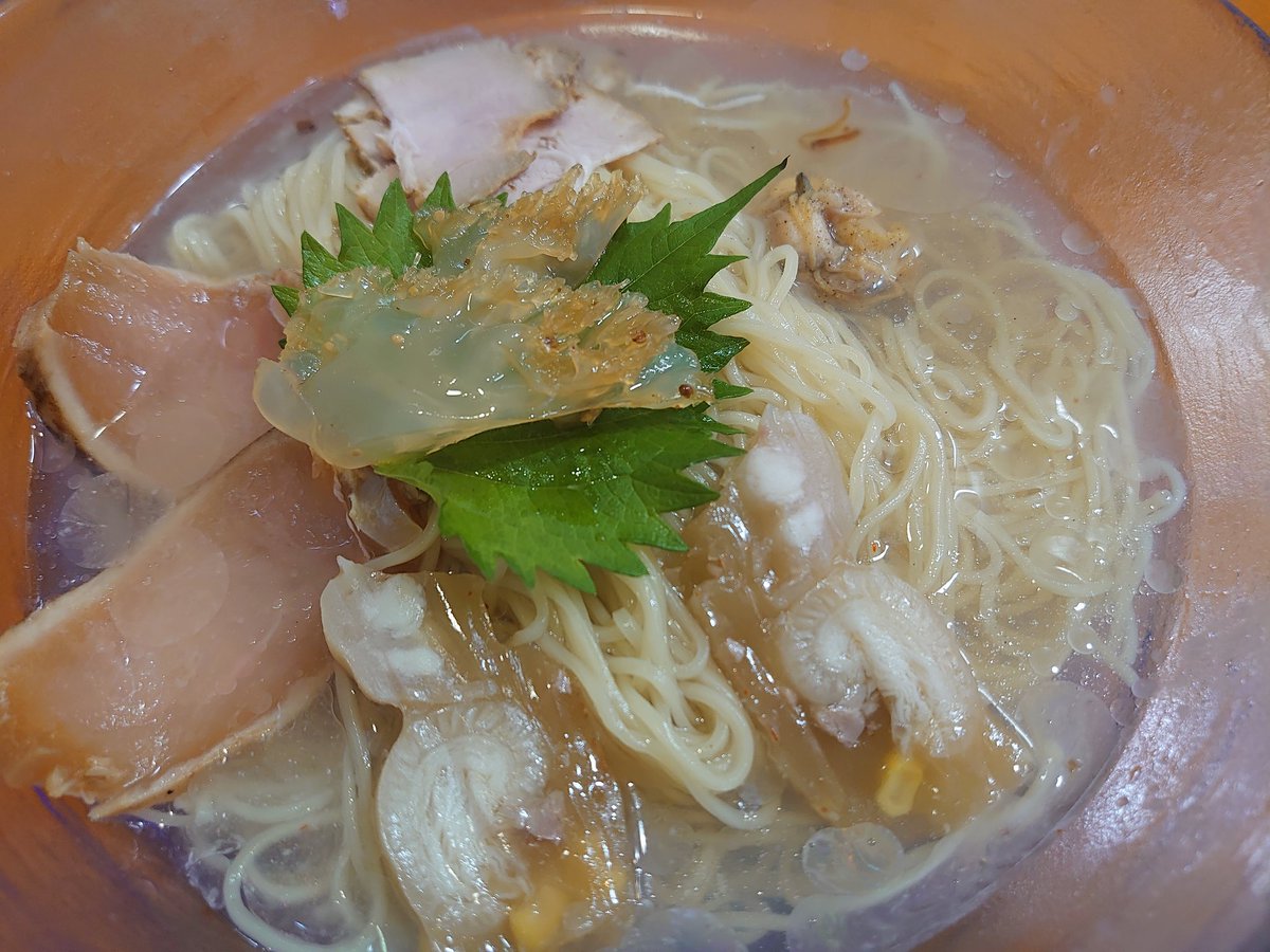 sharksNo11's tweet photo. 6年連続の皆勤賞🤣
年一の哲史の冷やし✨

いつもの哲史オールスターの具材に加え、今回はホタテ出汁が最高すぎる！

めっちゃ美味しかった✨✨

#ラーメン哲史 https://t.co/rT5B8RdSjT