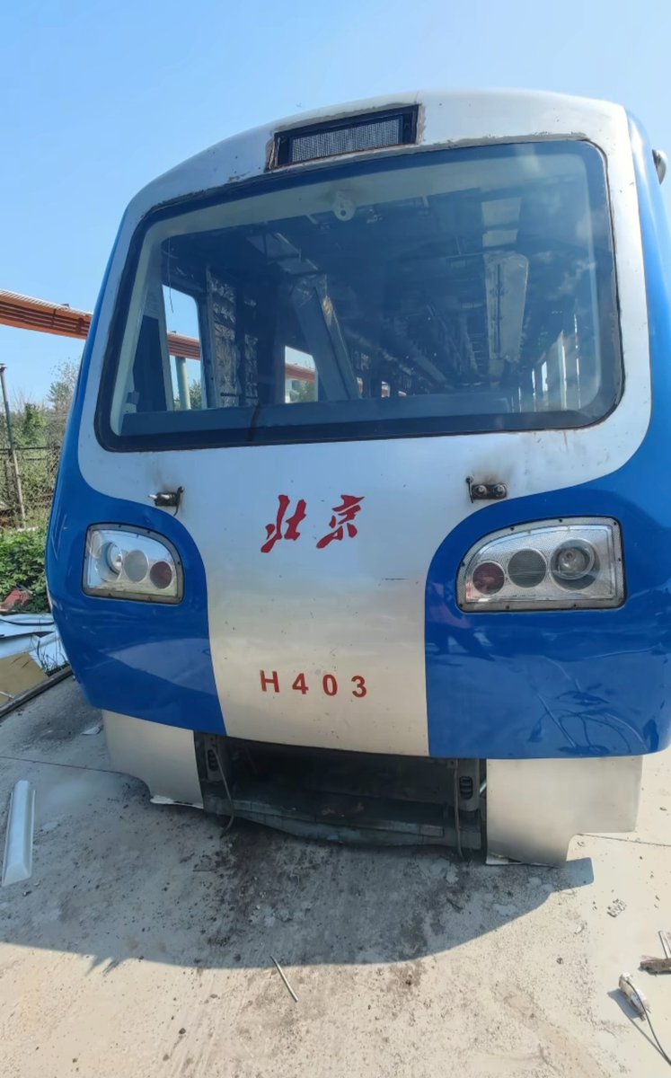DKZ401002's tweet photo. 今日、地下鉄13号線のDKZ5形（H403編成）が解体されました。長い間運行してくれてありがとう… 
🕯️🕯️🕯️#海外鉄 #地下鉄 #列車解体 https://t.co/2FfYjDn1JI