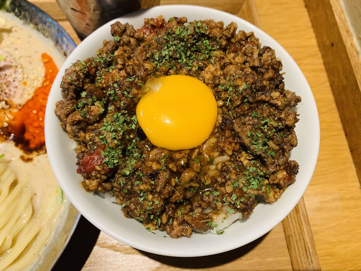 ik_chan's tweet photo. 二階堂
よだれ鶏冷やし豆乳麺
キーマカリーご飯
ごまの香り広がる豆乳スープに砕いたナッツが奥行きを演出。サッパリよだれ鶏の花椒から来る痺れ、パクチーの爽やかな風味。丁寧な仕事伝わる麺線。圧倒的なビジュアルから女性客が6割以上というのも納得。全く関係ない二階堂ふみさんの結婚を祝しつつ。 https://t.co/qvD53x0vSe