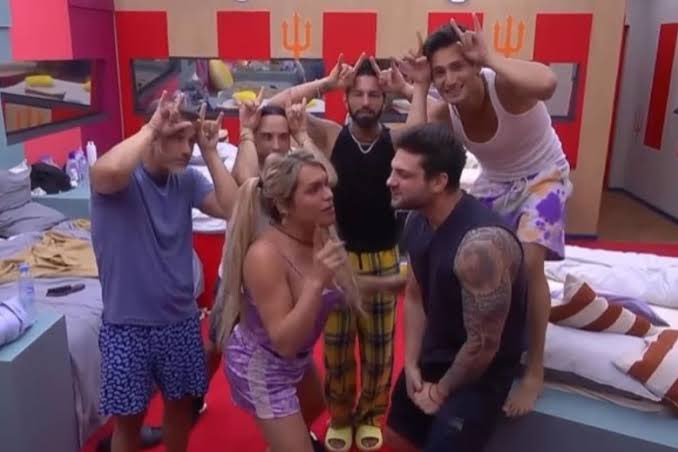 oswaldomujica's tweet photo. No recuerdo si Wendy mencionaba que se sentía excluida por estar en un cuarto de puros hombres. Cierta integrante de esta temporada no deja de mencionarlo. Yaaaaaaaa mana.  
#LaCasaDeLosFamososMx https://t.co/a9OA6xcjnZ