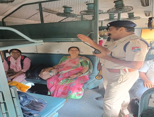 #JANJAGARAN: RPF/Shivmogga Town officer &amp; staff conducted an awareness program at SMET Rly Stn. educating passengers safety tips reg. drugging, theft, human trafficking, and carrying hazardou items, checking passenger bags and parcels of Independence Day celebrations. <a href="/RPF_INDIA/">RPF INDIA</a>
