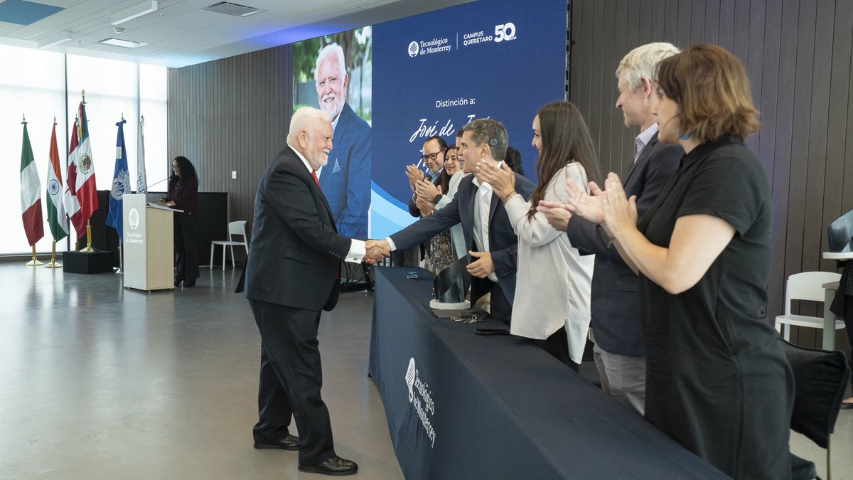 50 años formando generaciones que dejan huella.

Hoy reconocemos a nuestros profesores con la Distinción Transformando Realidades por su inspiración, compromiso y esperanza.

#50Años #EducaciónQueTransforma