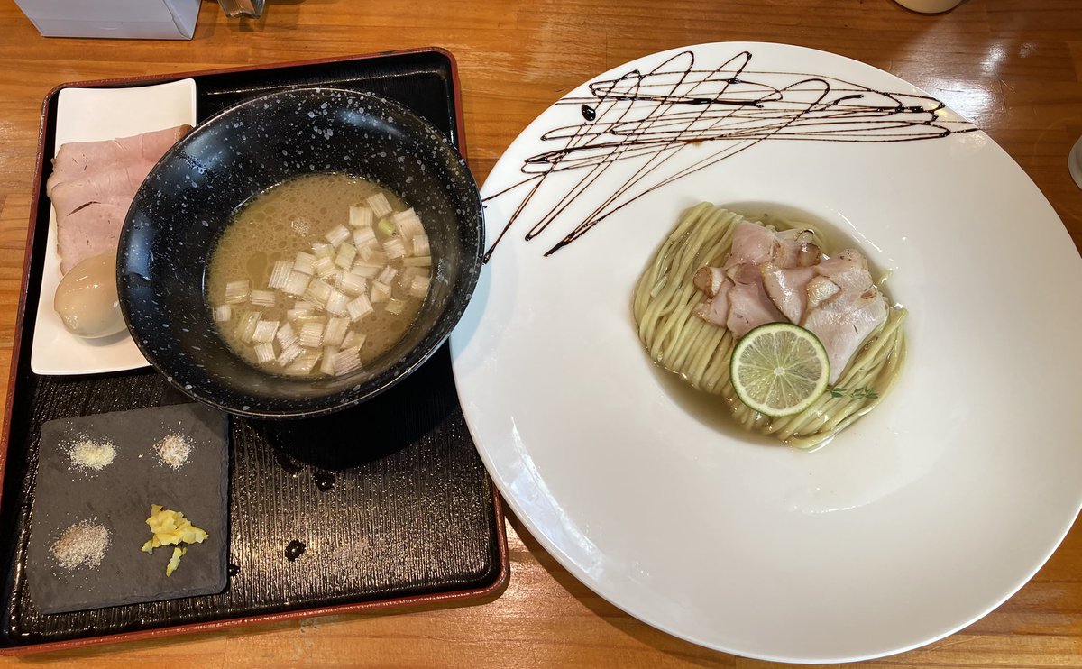 yabuki_akiya's tweet photo. 本日のランチは満帆家さん✨
楽しみにしてた限定「家系×昆布水」🍜
これは限定は勿体無い‼️

他には無い圧倒的ビジュアル✨
昆布水だけでも美味しいのに、
厳選された塩、そしてつけ汁✨
ぜひ看板メニューに‼️😆

店長さん、帰りご挨拶出来なかったけど、めちゃくちゃ美味しかったです✨👍
お心遣いありがとうございました🙏
#満帆家 #家系ラーメン #昆布水